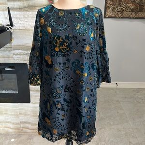 Carolina 2 Burnout Floral Velvet Bell Sleeve Keyhole Back Shift Dress. Size 6